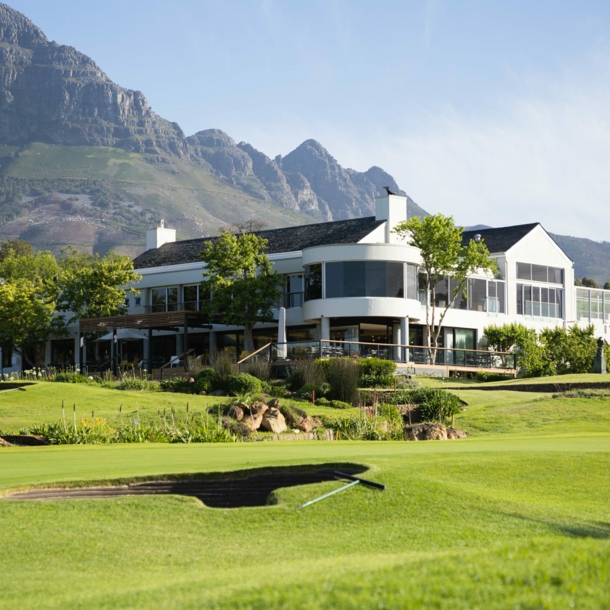 Der Erinvale Golf Club vor den Bergen von Südafrika.