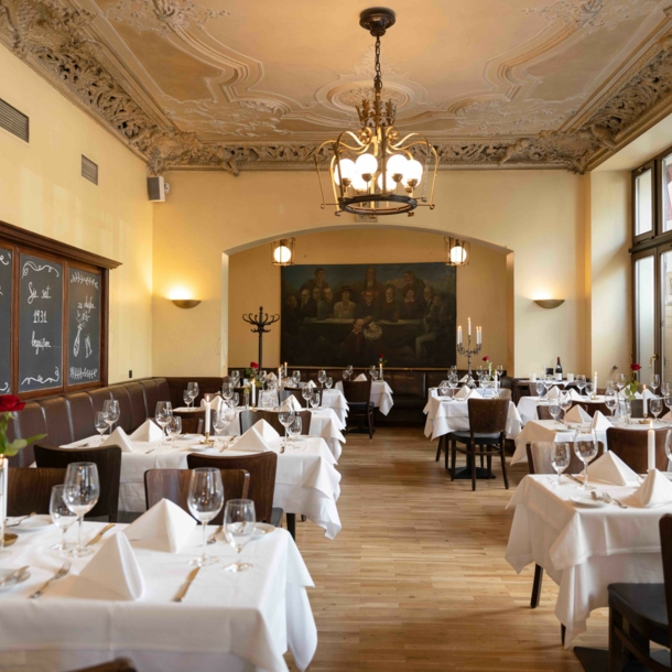 Blick auf gedeckte Tische im französischen Restaurant Ganymed in Berlin