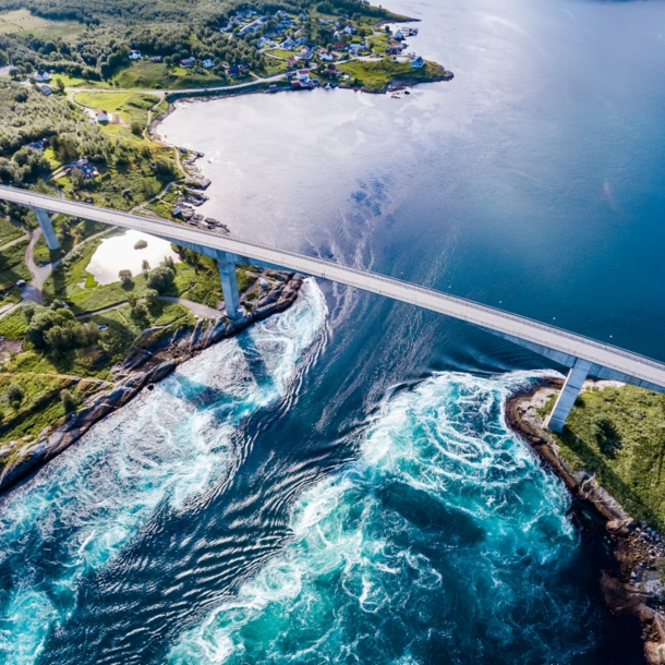 Luftaufnahme der Verwirbelungen des Gezeitenstroms Saltstraumen in Norwegen