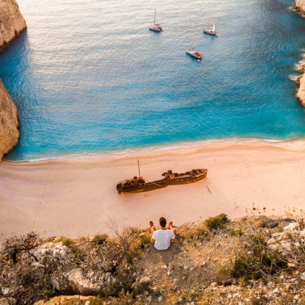 Blick aus der Vogelperspektive auf den griechischen Shipwreck Beach, auf dem ein Schiffswrack liegt