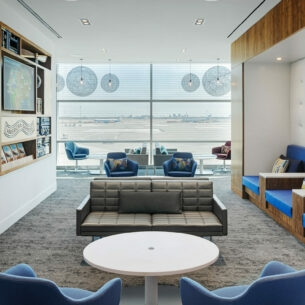 Moderne Flughafenlounge von American Express mit Panoramafenster mit Blick aufs Rollfeld