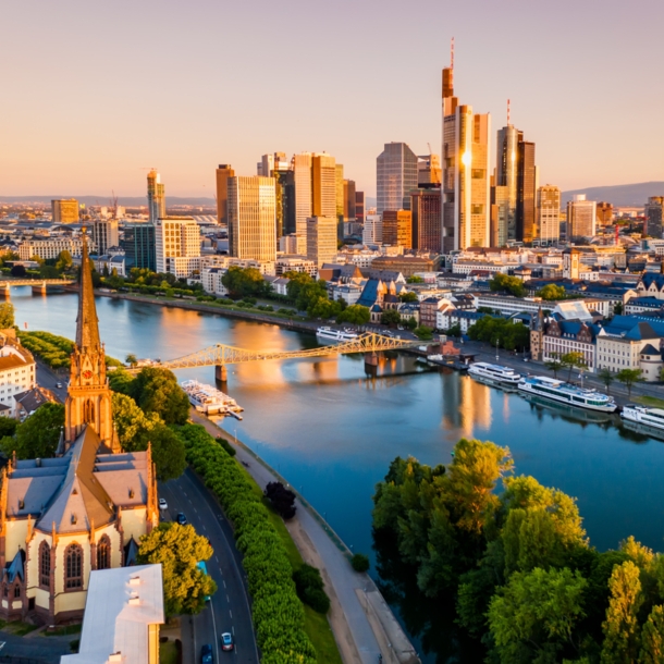 Luftaufnahme von Stadtpanorama Frankfurt am Main bei Abenddämmerung