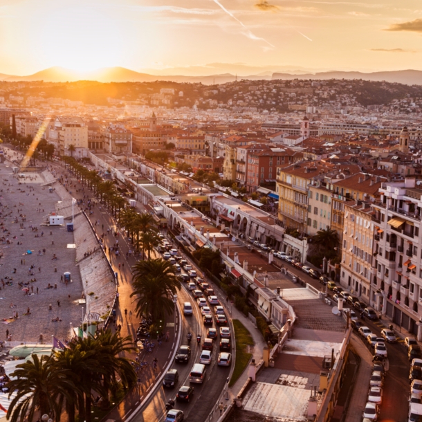 Aufnahme der Promenade von Nizza bei Sonnenuntergang