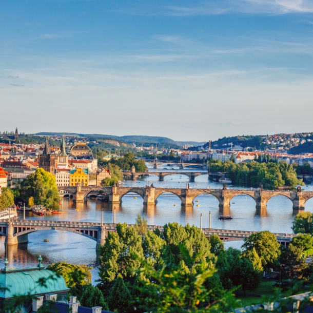 Luftaufnahme Stadtpanorama von Prag mit Brücken über der Moldau