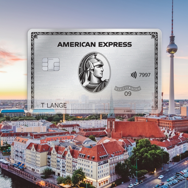 Fotocollage einer silbernen American Express Kreditkarte vor der Skyline von Berlin.