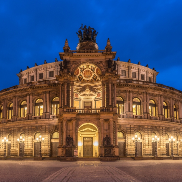 Beleuchtete Frontfassade mit Eingangsbereich der Semperoper in Dresden bei Nacht