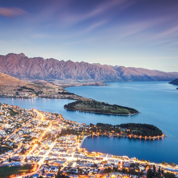 Queenstown in der Abenddämmerung mit vielen erleuchteten Straßen