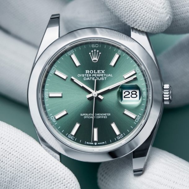 Blick auf eine Rolex-Uhr mit dunkelgrünem Ziffernblatt