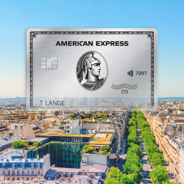 Fotocollage einer silbernen American Express Kreditkarte vor dem Stadtpanorama von Paris mit Eiffelturm.