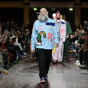 Modedesigner Walter Van Beirendonck auf dem Laufsteg der Fashion Week in Paris.