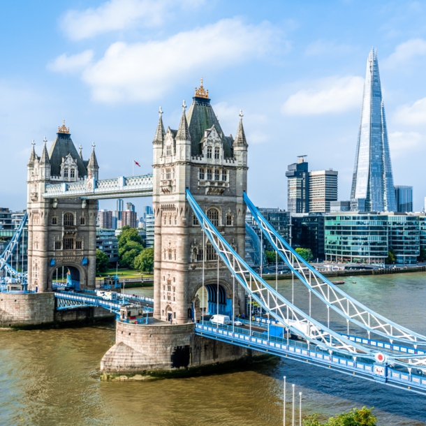 Die Klappbrücke Tower Bridge über der Themse in London