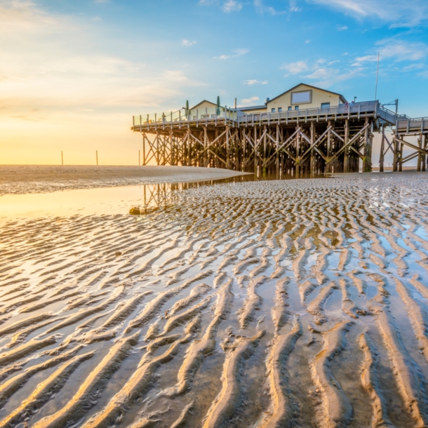 Pfahlbauten am Strand von St. Peter-Ording