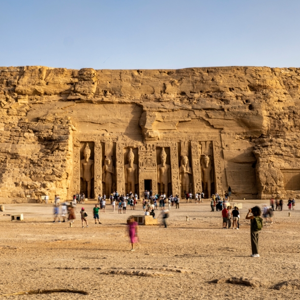 Besucher vor der Tempelanlage Abu Simbel mit in den Felsen geschlagenen Skulpturen