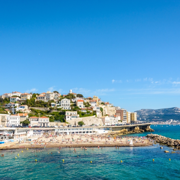 Stadt mit Strand am Meer