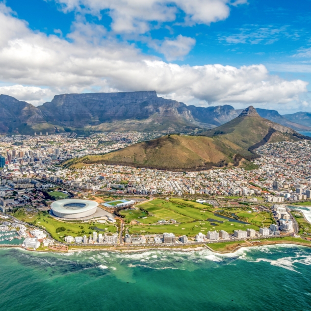 Luftaufnahme von Kapstadt, im HIntergrund der Tafelberg