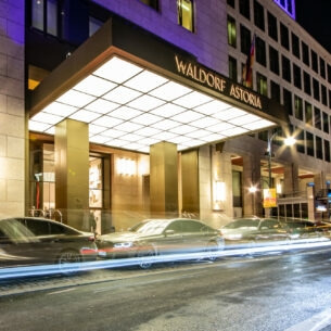 Beleuchteter Eingang des Waldorf Astoria Hotels in Berlin