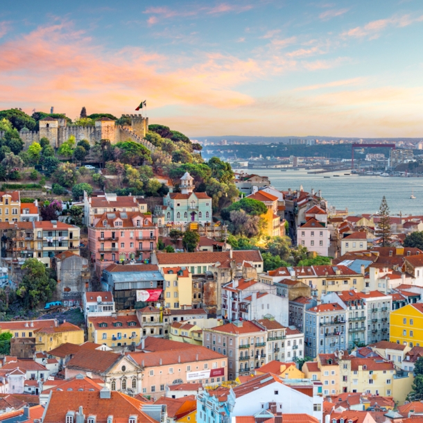 Stadtpanorama von Lissabon mit Burg auf einem Hügel.