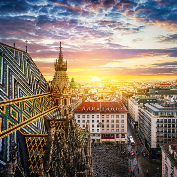 Blick auf Wien in der Abendsonne vom Dach einer Kirche.