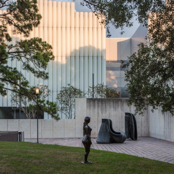 Modernes Museumgebäude aus Beton mit Skulpturengarten.