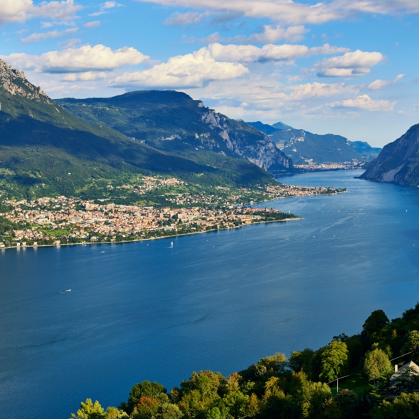 Panoramaaufnahme des Comer See in Italien.