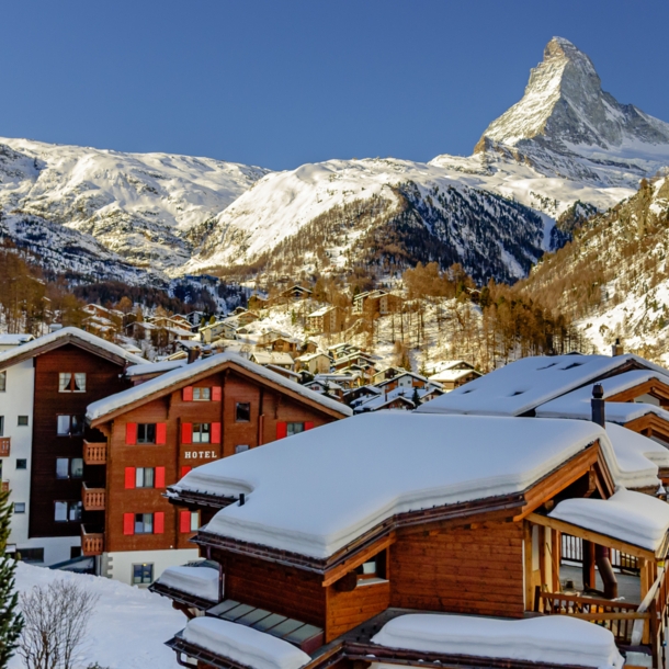 Verschneites Dorf Zermatt mit Matternhorn im Hintergrund. 