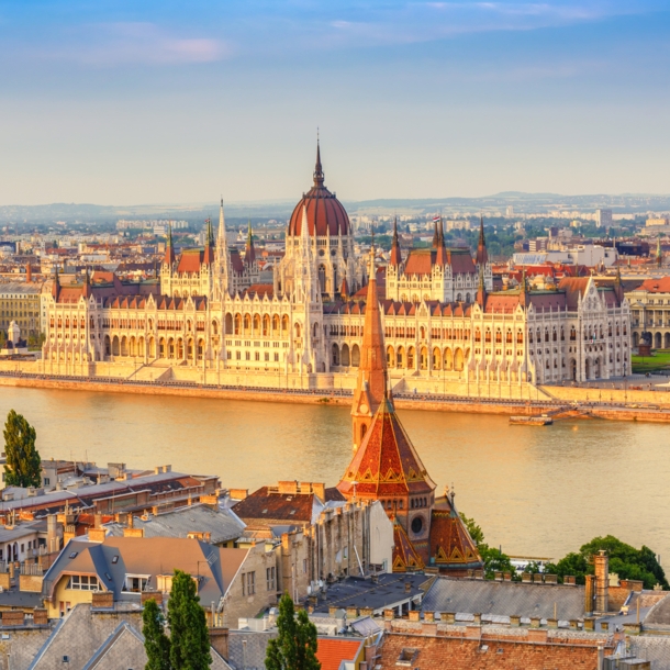 Luftaufnahme von Budapest mit der Donau und dem Parlamentsgebäude im Fokus.