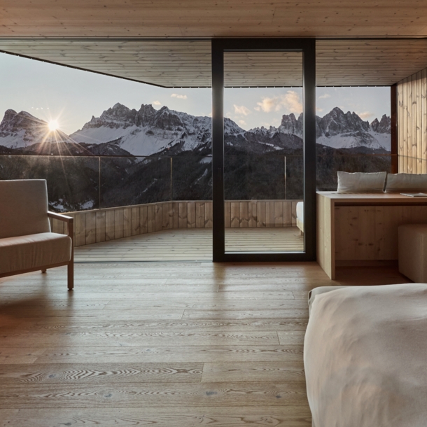 Modern und minimalistisch eingerichtete Suite des FORESTIS Hotels mit Blick auf die Dolomiten.