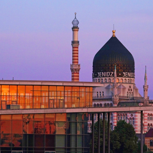 Blick auf die orientalische Architektur der ehemaligen Zigarettenfabrik Yenidze im Abendrot.