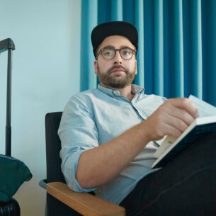 Lars Messmann, Gründer von Fitz & Huxley, in einer Flughafen-Lounge