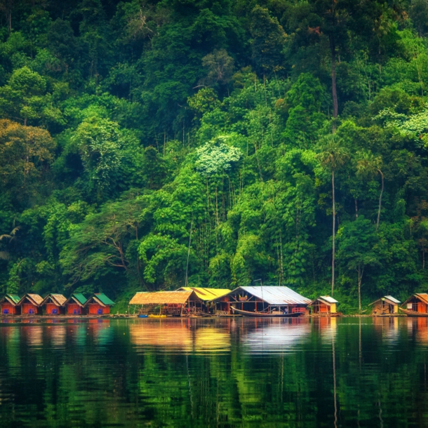 Hölzerne Floßhütten auf dem Chiao-Lan-See im Khao Sok Nationalpark