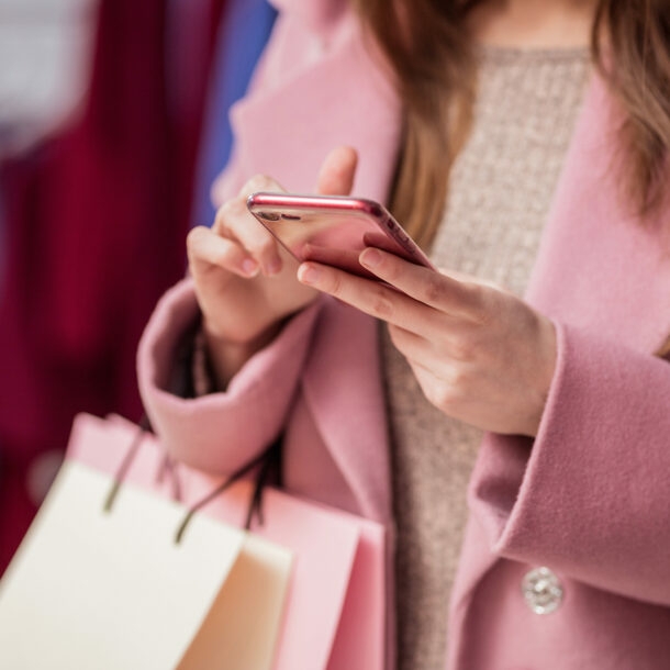 Nahaufnahme einer Frau, die beim Shopping auf ihrem Smartphone tippt