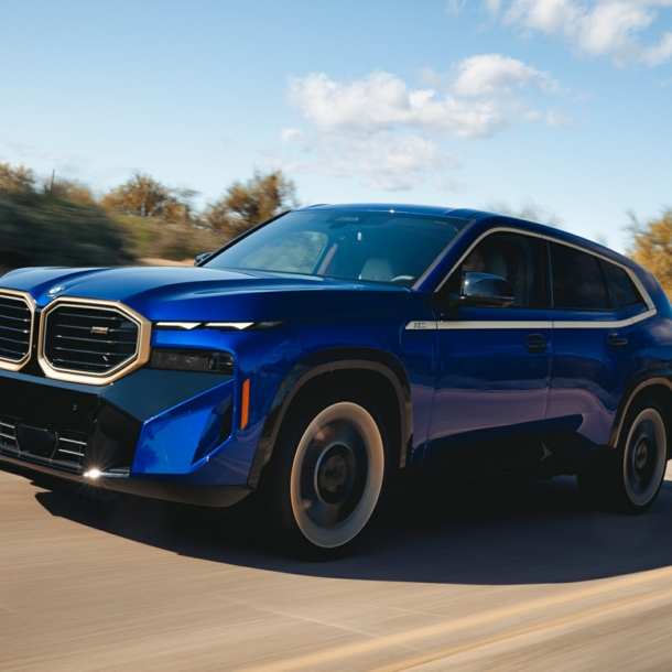 Ein blauer SUV von BMW auf einer Landstraße.