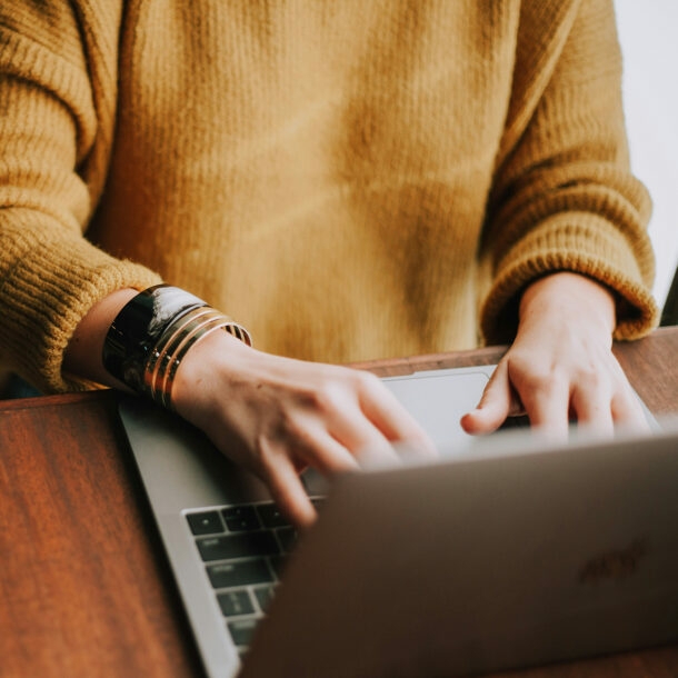 Eine Person, die einen Laptop benutzt