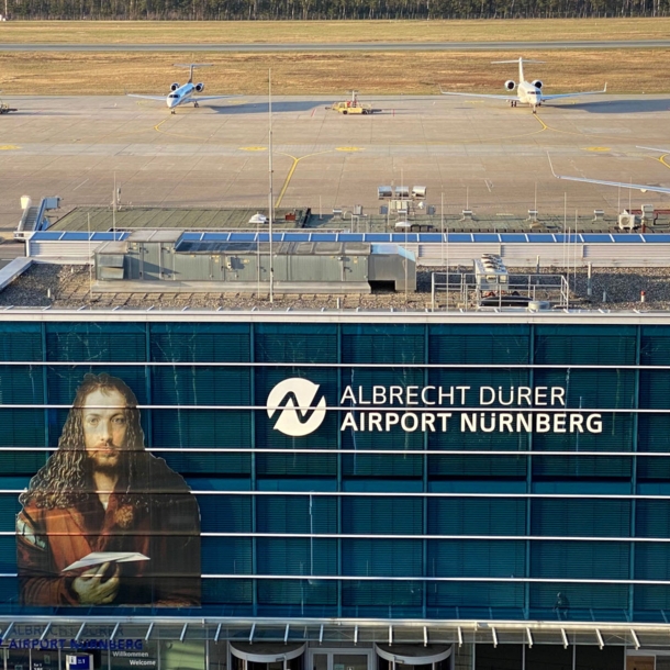 Aufsicht auf rechteckiges Hauptgebäude am Airport Nürnberg mit Albrecht Dürer Konterfei.