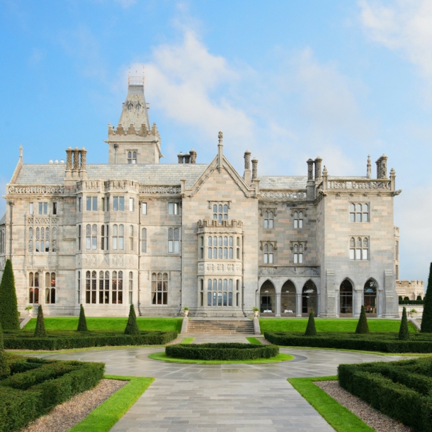 Neugotisches Schloss mit Landschaftsgarten.