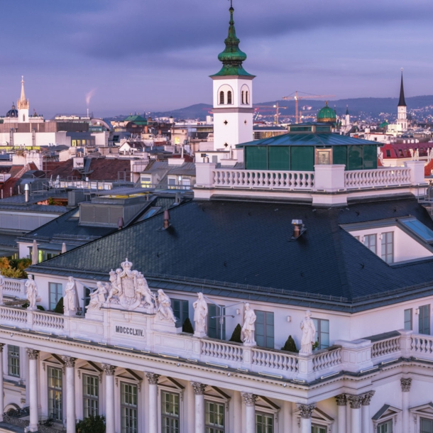 Spätklassizistische Fassade und Dach des Palais Coburg vor der Skyline Wiens.