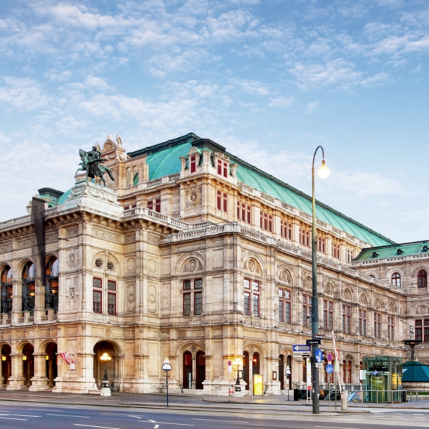 Panoramaaufnahme der Fassade des Park Hyatt Vienna Hotels in Wien.