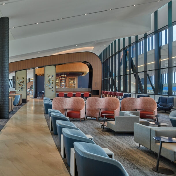 Moderne Flughafen-Lounge Blick auf Skyline durch Panoramafenster.