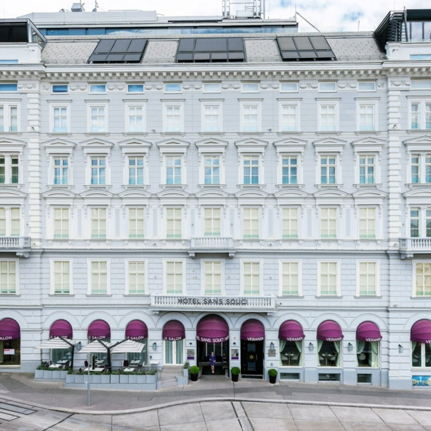 Luxushotel mit heller, modernisierter Altbaufassade im Stadtzentrum.