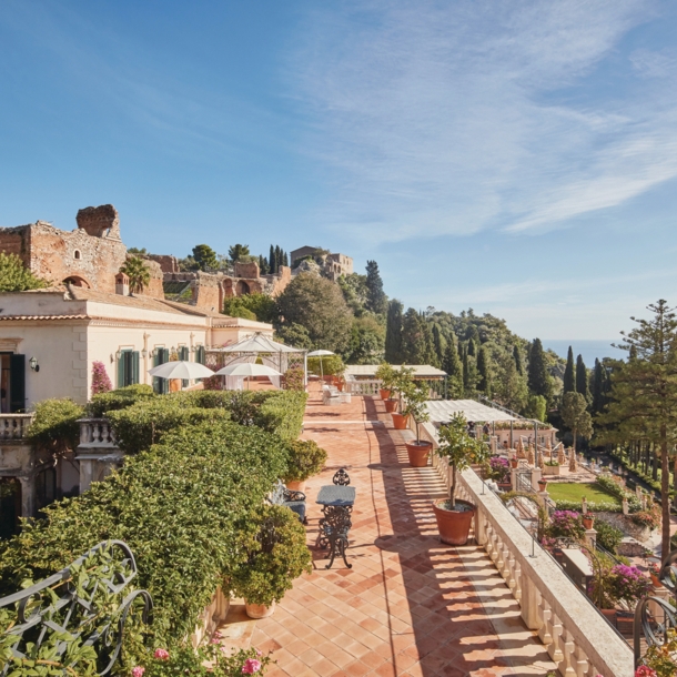 Luxushotelanlage im italienischen Villenstil mit Garten auf einem Hügel am Meer.