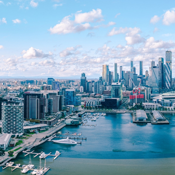 Modernes Hafenareal mit Skyline aus Hochhäusern, Luftaufnahme.