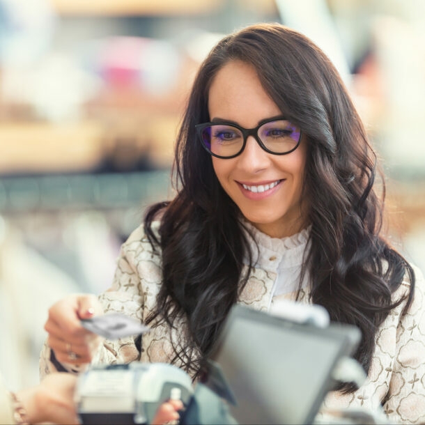 Eine Frau bezahlt in einer Boutique mit Ihrer privaten Platinum Plus Card