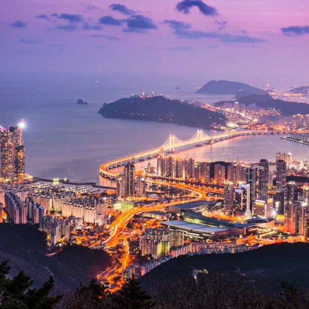 Panorama der hell erleuchteten Stadt Busan in Südkorea bei Nacht.