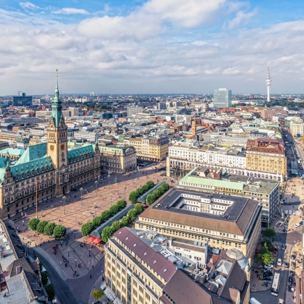 Luftaufnahme der Hamburger Innenstadt mit Rathaus im Fokus.