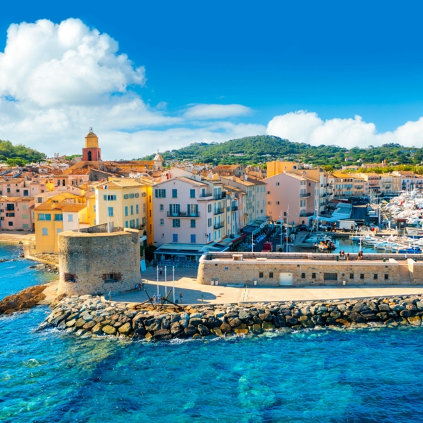 Luftaufnahme des Stadtpanoramas von Saint-Tropez am Hafen bei Sonnenschein.