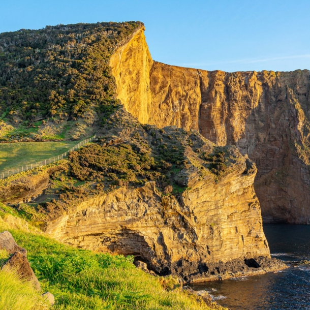 Panoramaaufnahme einer Klippe auf der portugiesischen Azoreninsel São Jorge.