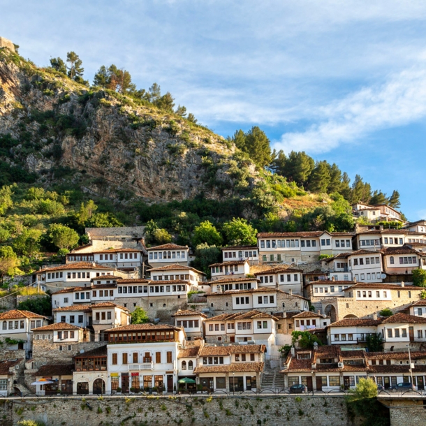 Stadt Berat in Albanien mit vielen Häusern an einem Berghang.