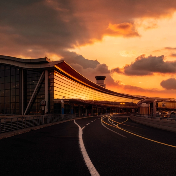 Fassade von Terminal 1 am Toronto Pearson Airport bei Sonnenuntergang.