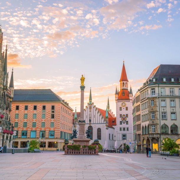 Gebäude rund um den Marienplatz in München bei Sonnenuntergang.