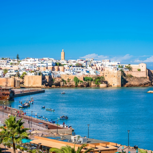 Panorama der Altstadt von Rabat mit Festung am Meer.